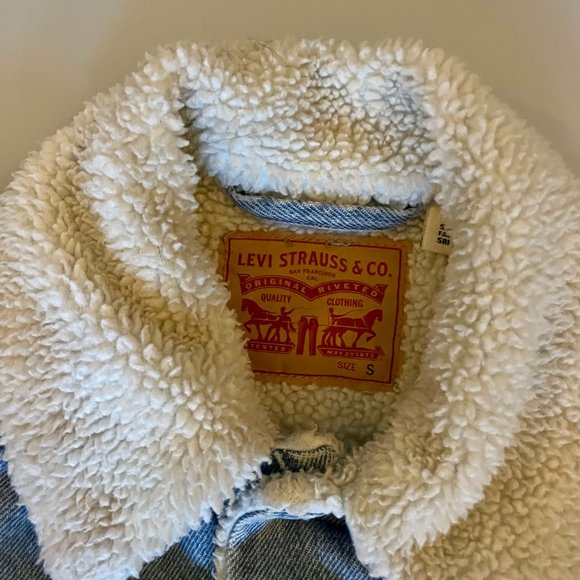 Levi's Shearling Denim Trucker Jacket, Women's Small, Light Distressed Blue - Picture 3 of 5